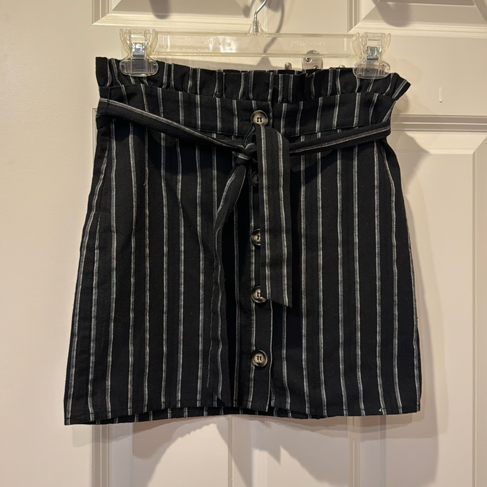 White Fawn girls black and white striped skirt, size Large